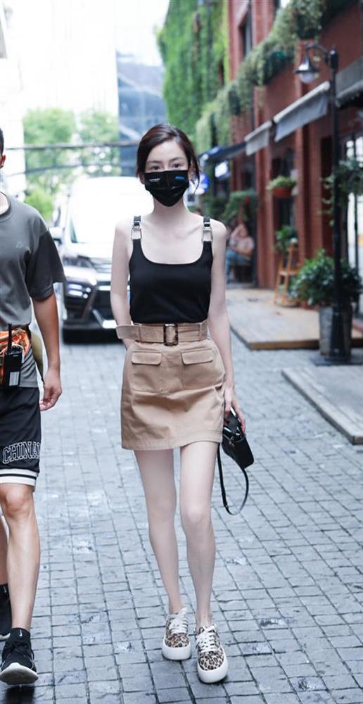 Sốc với visual của Angela Baby: Mặc áo 2 dây lộ cả xương ức, đôi chân tong teo đáng báo động-5