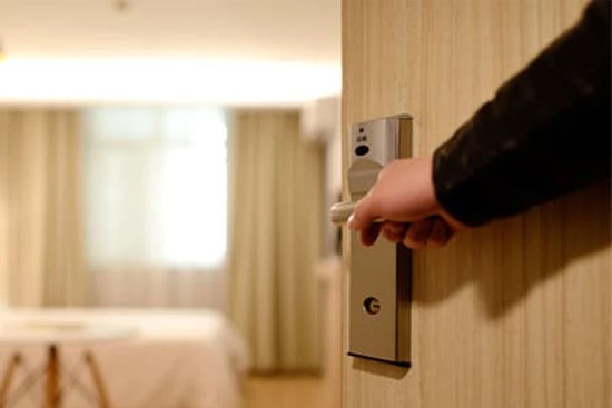 Cô nữ sinh trả phòng thuê trọ, chủ nhà vừa mở cửa vào đã sững người, thốt lên: 