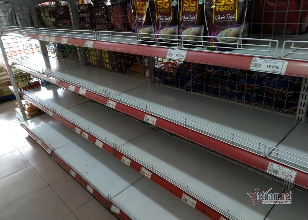 Siêu thị Sài Gòn lại báo cháy hàng mỳ tôm, miến khô-1