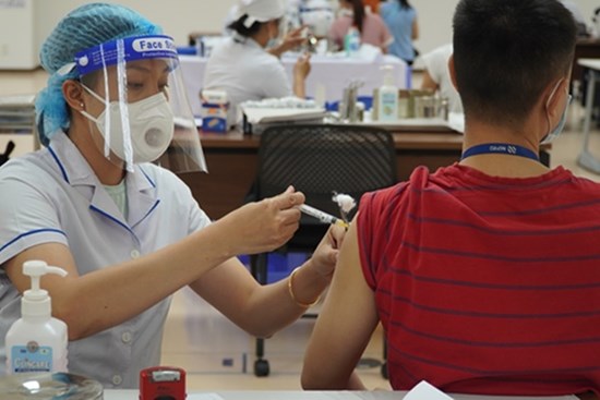 Đến chỗ tiêm vắc-xin Covid-19 thì huyết áp tăng vọt, tôi phải làm sao?