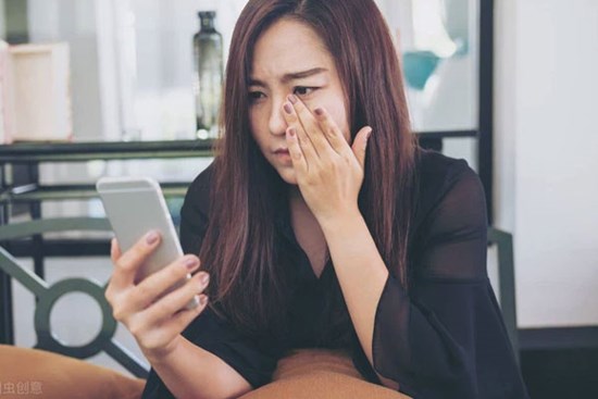 Sáng cuối tuần đang ngủ nướng, tôi giật mình nghe tiếng chuông điện thoại, đọc tin nhắn bố chồng gửi cho chồng mà cay mắt muốn khóc