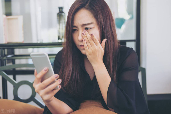 Sáng cuối tuần đang ngủ nướng, tôi giật mình nghe tiếng chuông điện thoại, đọc tin nhắn bố chồng gửi cho chồng mà cay mắt muốn khóc-1