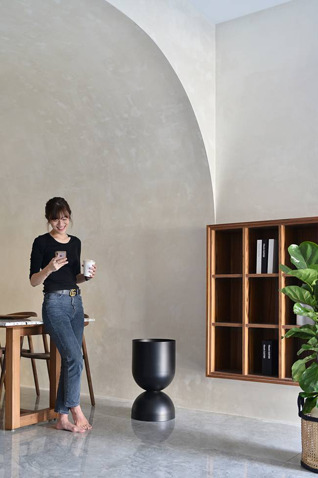 Ngôi nhà 60m2 có 3 thế hệ cùng sinh sống: Thiết kế lạ không giống khuôn mẫu thông thường, phòng bếp độc đáo trông như một hang động thu nhỏ-5