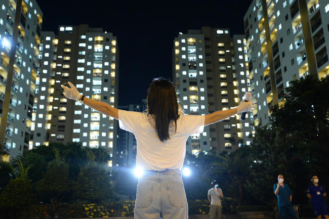 MC Quỳnh Hoa chia sẻ hình ảnh vào tận khu cách ly để ủng hộ tinh thần các bệnh nhân, y bác sĩ chống Covid, những khoảnh khắc xem thôi đã thấy xúc động-7