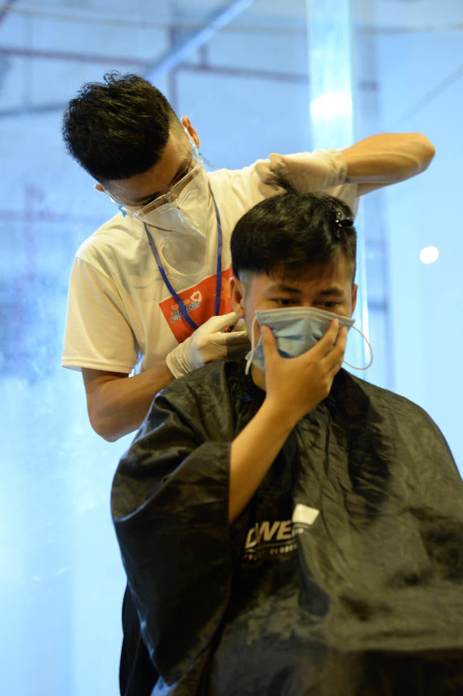 MC Quỳnh Hoa chia sẻ hình ảnh vào tận khu cách ly để ủng hộ tinh thần các bệnh nhân, y bác sĩ chống Covid, những khoảnh khắc xem thôi đã thấy xúc động-9