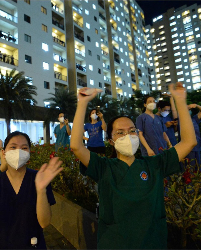 MC Quỳnh Hoa chia sẻ hình ảnh vào tận khu cách ly để ủng hộ tinh thần các bệnh nhân, y bác sĩ chống Covid, những khoảnh khắc xem thôi đã thấy xúc động-14