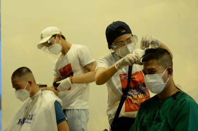 MC Quỳnh Hoa chia sẻ hình ảnh vào tận khu cách ly để ủng hộ tinh thần các bệnh nhân, y bác sĩ chống Covid, những khoảnh khắc xem thôi đã thấy xúc động-11