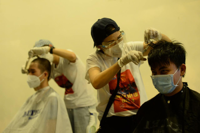 MC Quỳnh Hoa chia sẻ hình ảnh vào tận khu cách ly để ủng hộ tinh thần các bệnh nhân, y bác sĩ chống Covid, những khoảnh khắc xem thôi đã thấy xúc động-2