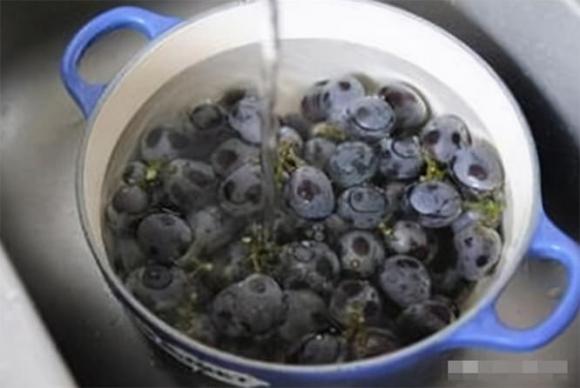 Rửa nho, rửa nước trực tiếp hay rửa nước muối là sai, hướng dẫn bạn phương pháp đúng, rửa sạch và ăn được cả vỏ-2