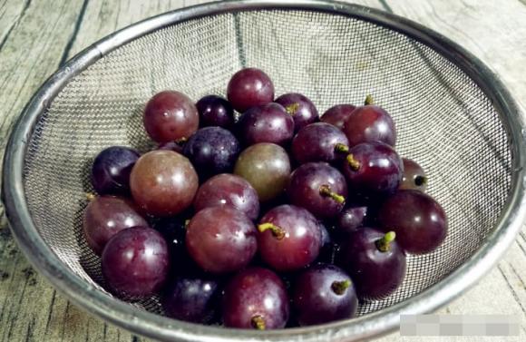 Rửa nho, rửa nước trực tiếp hay rửa nước muối là sai, hướng dẫn bạn phương pháp đúng, rửa sạch và ăn được cả vỏ-4