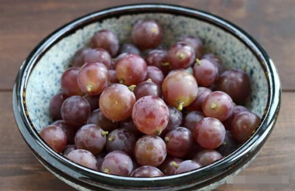 Rửa nho, rửa nước trực tiếp hay rửa nước muối là sai, hướng dẫn bạn phương pháp đúng, rửa sạch và ăn được cả vỏ-5