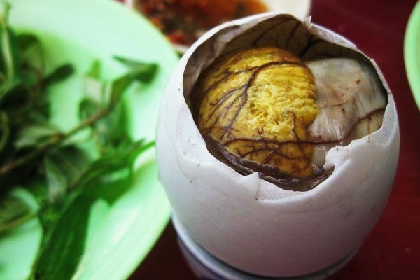 Sai lầm khi ăn trứng vịt lộn có thể gây hại cho cơ thể nhưng nhiều người vẫn đang mắc phải-3