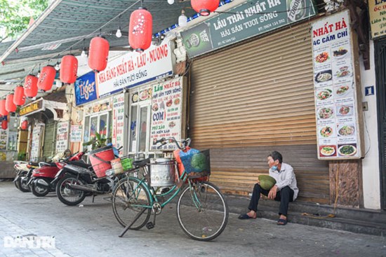 Cảnh 'cửa đóng then cài', đìu hiu ở phố ẩm thực 'không ngủ' Hà Nội