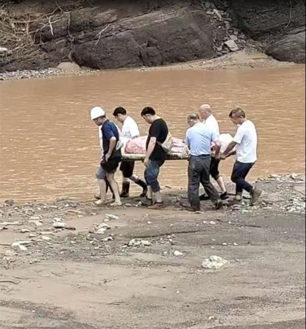 Bé gái thoát nạn sau khi bị vùi dưới căn nhà sập, tư thế của thi thể người mẹ khi được tìm thấy khiến đội cứu hộ nghẹn lời-4