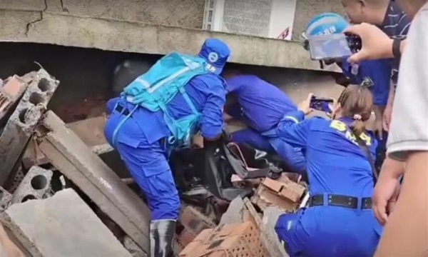 Bé gái thoát nạn sau khi bị vùi dưới căn nhà sập, tư thế của thi thể người mẹ khi được tìm thấy khiến đội cứu hộ nghẹn lời-3