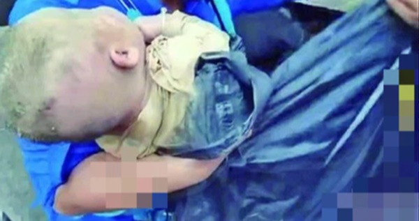 Bé gái thoát nạn sau khi bị vùi dưới căn nhà sập, tư thế của thi thể người mẹ khi được tìm thấy khiến đội cứu hộ nghẹn lời-2