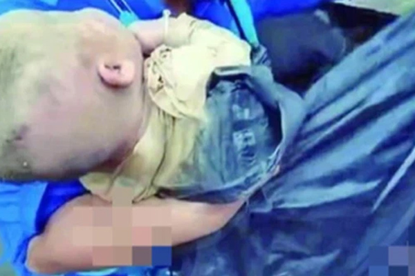 Đội cứu hộ gặp bất ngờ khi giải cứu người đàn ông nằm bất động giữa sông-1