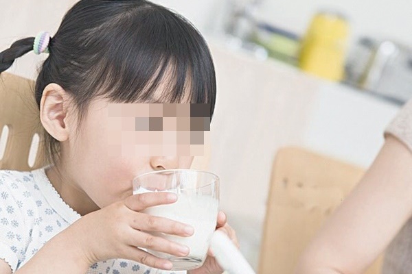 Cho rằng con gái uống sữa mỗi ngày khiến ngực nổi cục, dậy thì sớm nhưng nghe bác sĩ giải thích, người mẹ lại cảm thấy xấu hổ vì điều này-1