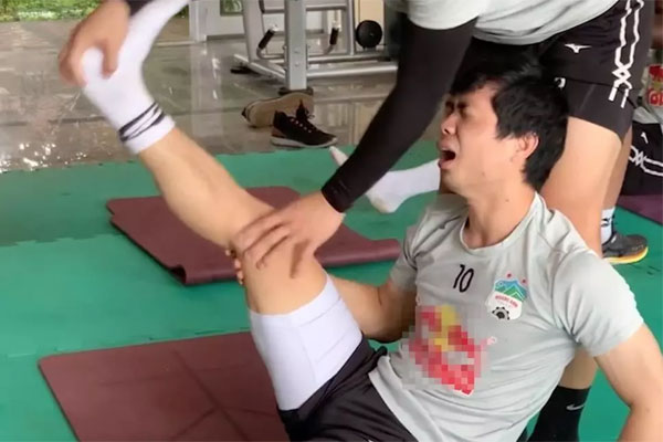 Công Phượng chính thức giải đáp thắc mắc vợ đã đẻ chưa trên sóng livestream của Tư Dũng-5