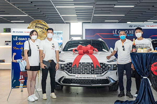 Đình Trọng đăng ảnh selfie nhắng nhít bên đồng đội, đáng chú ý là hành động xả vai” ông bố mạnh mẽ của Tiến Dũng-6