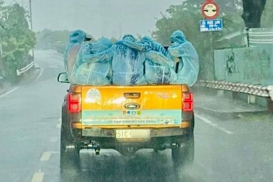 Khoảnh khắc nữ tình nguyện viên chật vật leo lên xe bán tải để đi làm nhiệm vụ 'gây bão' MXH