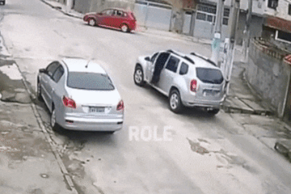 Cú vít ga sai lầm khiến người đi xe máy bay lên nóc ô tô, lộn nhiều vòng trên đường-1