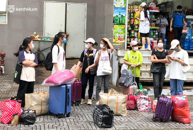 Hà Nội: Hàng trăm sinh viên KTX Mỹ Đình 2 đội mưa chuyển đồ, nhường chỗ cho khu cách ly Covid-19-2