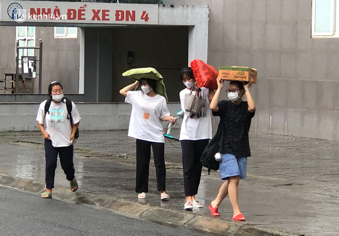 Hà Nội: Hàng trăm sinh viên KTX Mỹ Đình 2 đội mưa chuyển đồ, nhường chỗ cho khu cách ly Covid-19-4