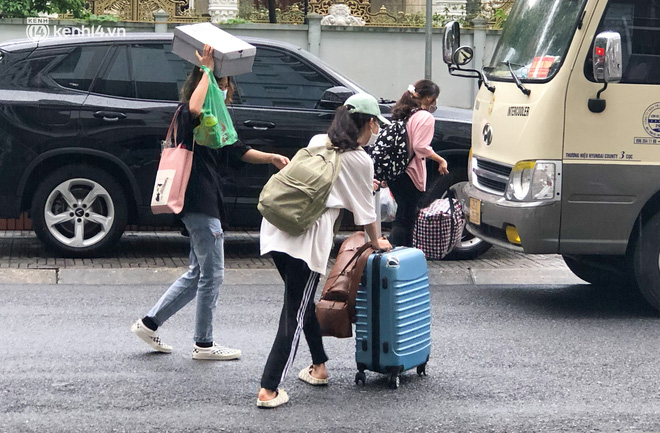 Hà Nội: Hàng trăm sinh viên KTX Mỹ Đình 2 đội mưa chuyển đồ, nhường chỗ cho khu cách ly Covid-19-5