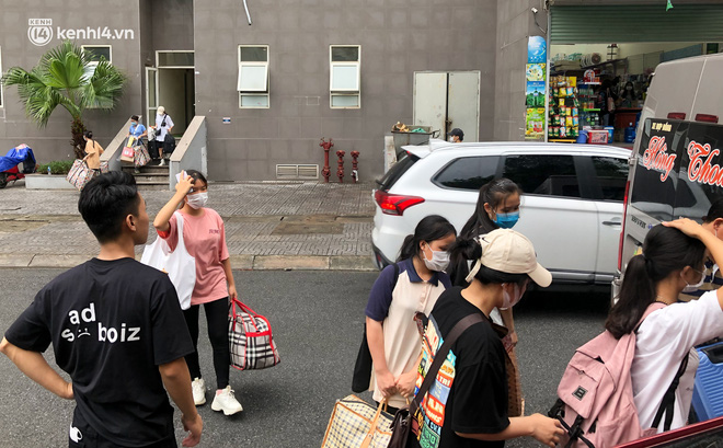 Hà Nội: Hàng trăm sinh viên KTX Mỹ Đình 2 đội mưa chuyển đồ, nhường chỗ cho khu cách ly Covid-19-6