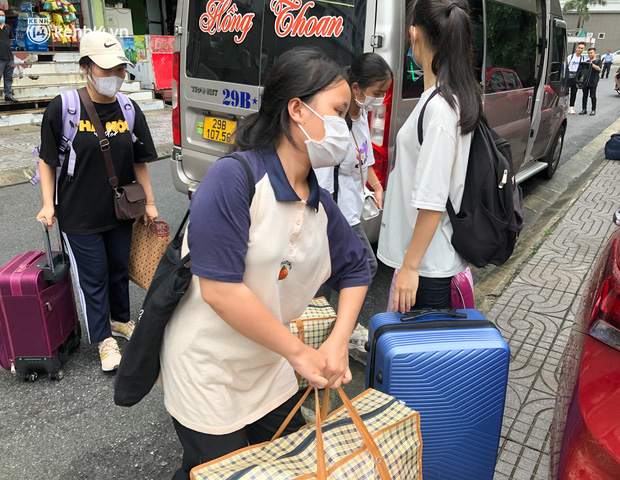 Hà Nội: Hàng trăm sinh viên KTX Mỹ Đình 2 đội mưa chuyển đồ, nhường chỗ cho khu cách ly Covid-19-9