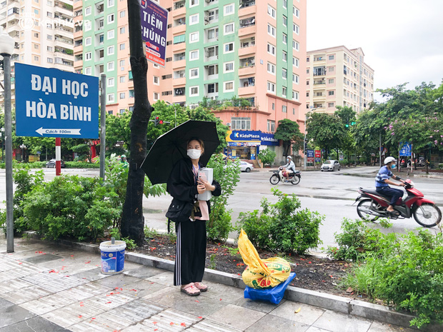 Hà Nội: Hàng trăm sinh viên KTX Mỹ Đình 2 đội mưa chuyển đồ, nhường chỗ cho khu cách ly Covid-19-12