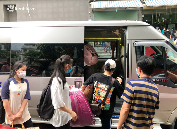 Hà Nội: Hàng trăm sinh viên KTX Mỹ Đình 2 đội mưa chuyển đồ, nhường chỗ cho khu cách ly Covid-19-13