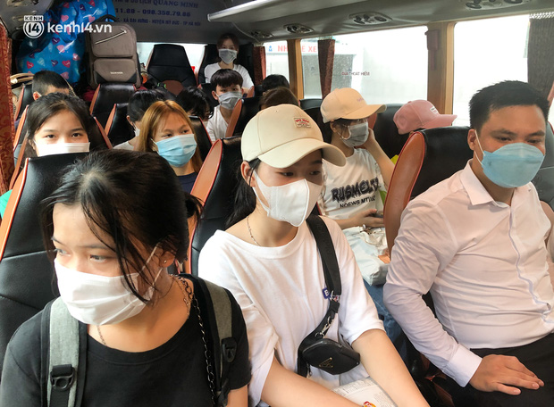 Hà Nội: Hàng trăm sinh viên KTX Mỹ Đình 2 đội mưa chuyển đồ, nhường chỗ cho khu cách ly Covid-19-14