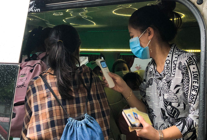 Hà Nội: Hàng trăm sinh viên KTX Mỹ Đình 2 đội mưa chuyển đồ, nhường chỗ cho khu cách ly Covid-19-17