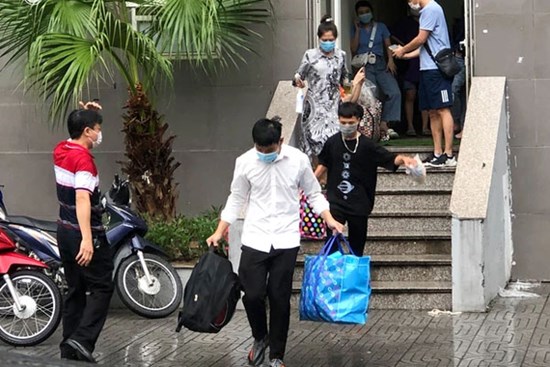 Hà Nội: Hàng trăm sinh viên KTX Mỹ Đình 2 đội mưa chuyển đồ, nhường chỗ cho khu cách ly Covid-19
