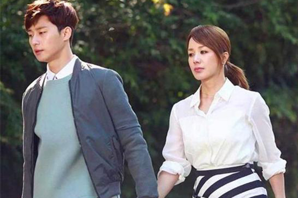 Vợ ốm nặng chồng còn tổ chức họp lớp linh đình, vợ lén theo sau thì chứng kiến cảnh tượng ứa nước mắt-3