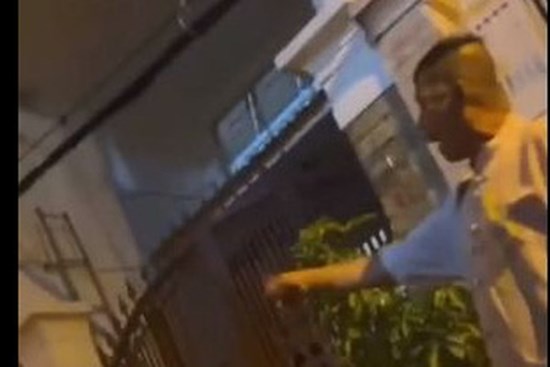 Thăm người em trong khu phong tỏa bị nhắc nhở, người đàn ông chửi bới tổ công tác