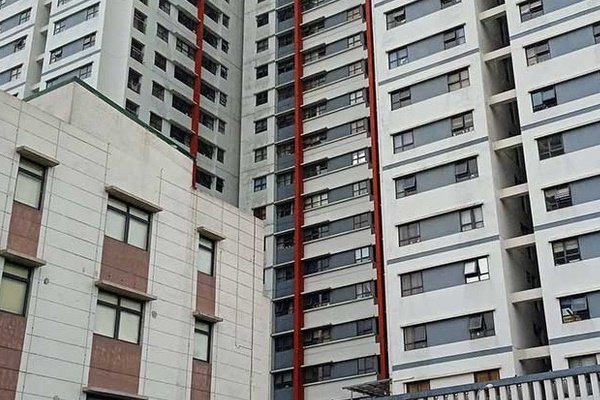 Rơi từ tầng 12 của chung cư xuống mái tôn tầng 1, bé gái sống sót khó tin-1