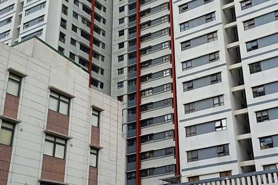 Vụ bé trai 3 tuổi rơi từ tầng 6 chung cư KĐT Gamuda tử vong: Cháu bé ở nhà với mẹ, chui qua lưới bảo vệ cửa sổ phòng ngủ