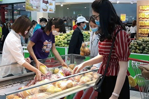 Ảnh: Hà Nội phong tỏa chung cư 4.000 dân trong 14 ngày, người dân chuyển đồ tiếp tế trong đêm qua rào chắn 3 lớp-16