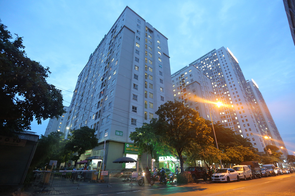 Ảnh: Hà Nội phong tỏa chung cư 4.000 dân trong 14 ngày, người dân chuyển đồ tiếp tế trong đêm qua rào chắn 3 lớp-1