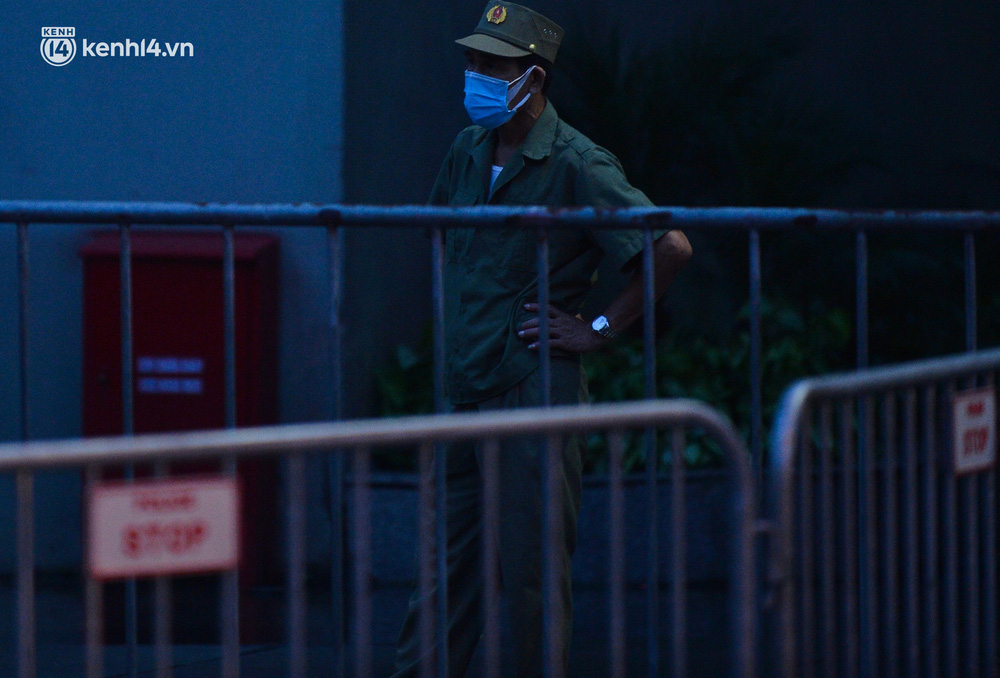 Ảnh: Hà Nội phong tỏa chung cư 4.000 dân trong 14 ngày, người dân chuyển đồ tiếp tế trong đêm qua rào chắn 3 lớp-3