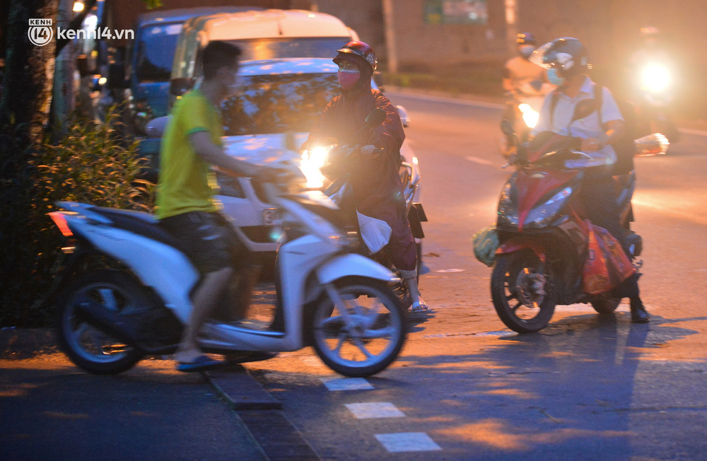 Ảnh: Hà Nội phong tỏa chung cư 4.000 dân trong 14 ngày, người dân chuyển đồ tiếp tế trong đêm qua rào chắn 3 lớp-14