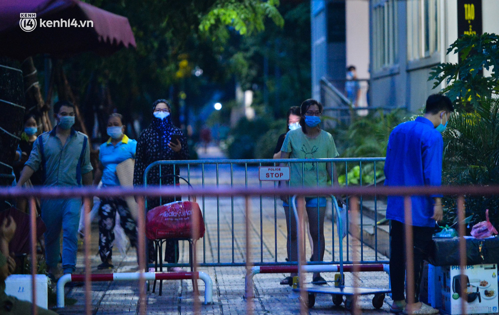 Ảnh: Hà Nội phong tỏa chung cư 4.000 dân trong 14 ngày, người dân chuyển đồ tiếp tế trong đêm qua rào chắn 3 lớp-4