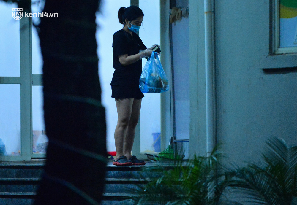Ảnh: Hà Nội phong tỏa chung cư 4.000 dân trong 14 ngày, người dân chuyển đồ tiếp tế trong đêm qua rào chắn 3 lớp-12