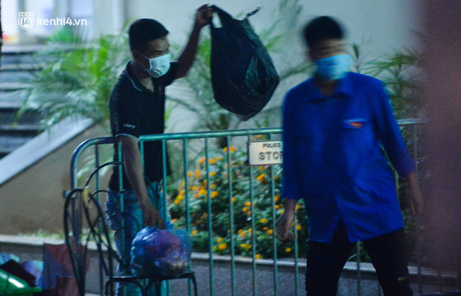 Ảnh: Hà Nội phong tỏa chung cư 4.000 dân trong 14 ngày, người dân chuyển đồ tiếp tế trong đêm qua rào chắn 3 lớp-10