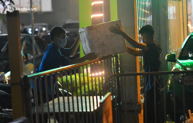 Ảnh: Hà Nội phong tỏa chung cư 4.000 dân trong 14 ngày, người dân chuyển đồ tiếp tế trong đêm qua rào chắn 3 lớp-8