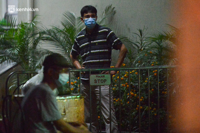 Ảnh: Hà Nội phong tỏa chung cư 4.000 dân trong 14 ngày, người dân chuyển đồ tiếp tế trong đêm qua rào chắn 3 lớp-11