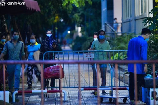 Ảnh: Hà Nội phong tỏa chung cư 4.000 dân trong 14 ngày, người dân chuyển đồ tiếp tế trong đêm qua rào chắn 3 lớp